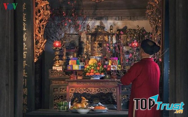 Thắp hương và đọc văn khấn