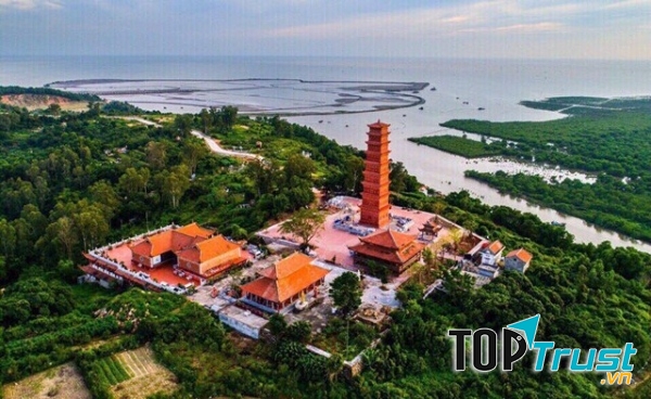 Toàn cảnh tháp Tường Long