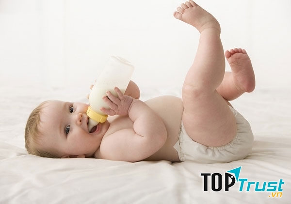 Bạn nên điều chỉnh tư thế cho bé bú hợp lí.