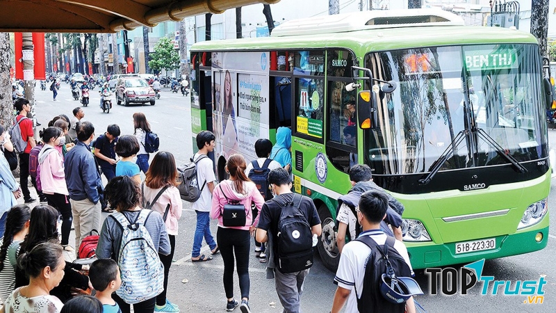 Đi xe đạp, xe bus hoặc đi bộ