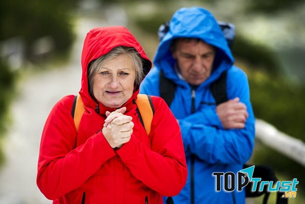 .﻿ Trời rét kèm theo độ ẩm tăng cao do mưa phùn cũng làm cho các gân cơ bị co rút lại, dịch khớp đông quánh hơn khiến cho các khớp trở nên khô cứng, đau mỏi, khó cử động.