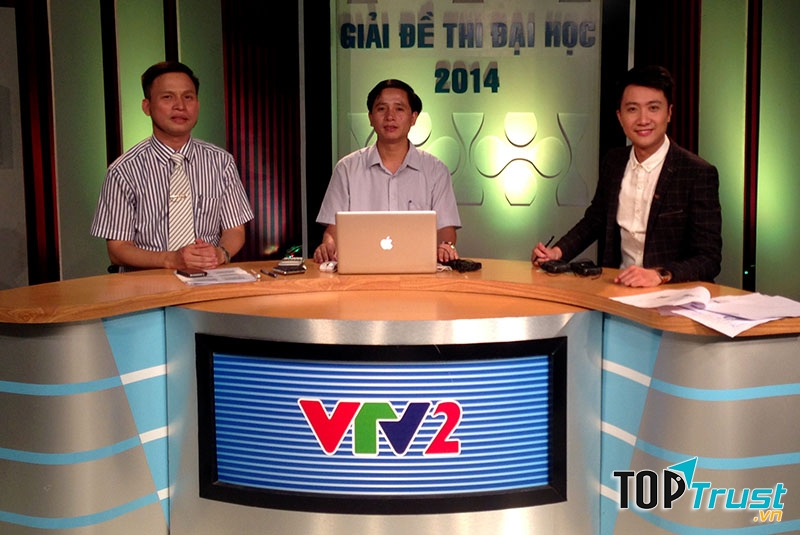 Thầy Lê Tiến Hà (Giữa)