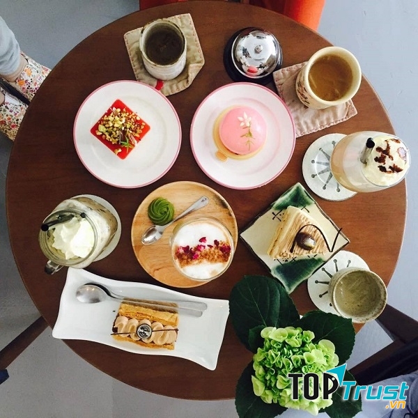 Đồ uống và bánh ngọt hấp dẫn thơm ngon