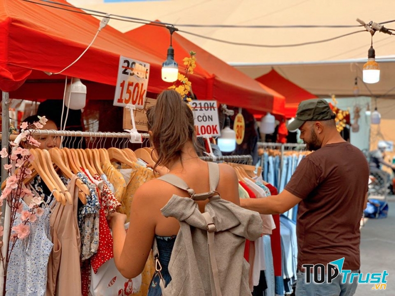 Khách hàng mua sắm tại The Box Market