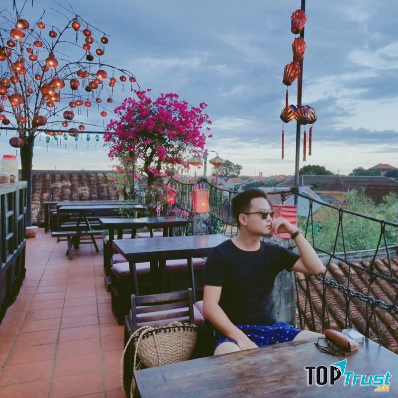 Tại đây, du khách có thể hướng góc nhìn tới những mái ngói bám phủ rong rêu.