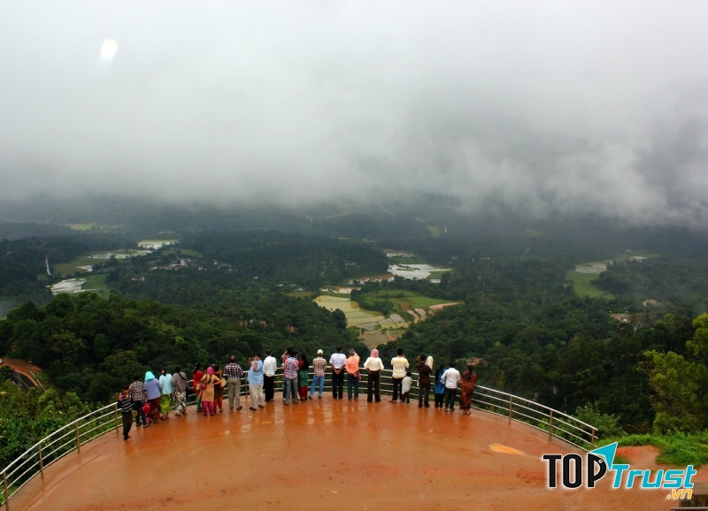 Thành phố luôn ẩm ướt và ngập trong sương mù