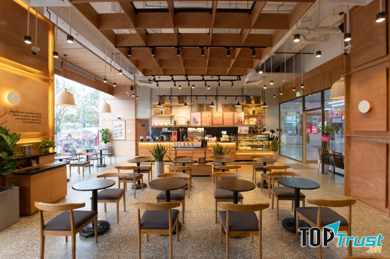 Không gian hiện đại, sang trọng nhưng cũng không kém phần gần gũi và hoài cổ tại The coffee house