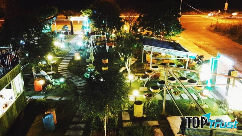The container kafe vào buổi tối