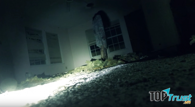 Người cảnh sát sẽ cảm thấy dám một mình bước vào căn nhà hoang là quyết định sai lầm.