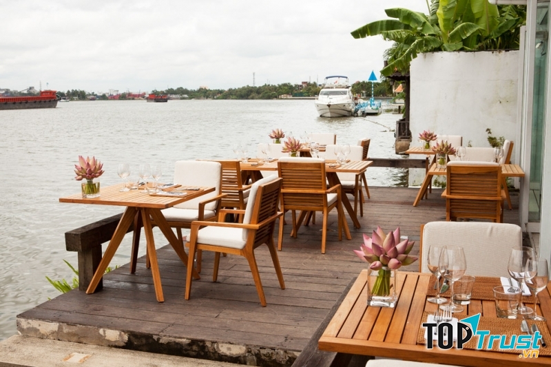 Khung cảnh rất nên thơ, thoáng mát tại The Deck Saigon
