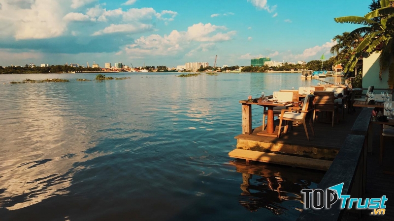 Khung cảnh rất nên thơ, thoáng mát tại The Deck Saigon