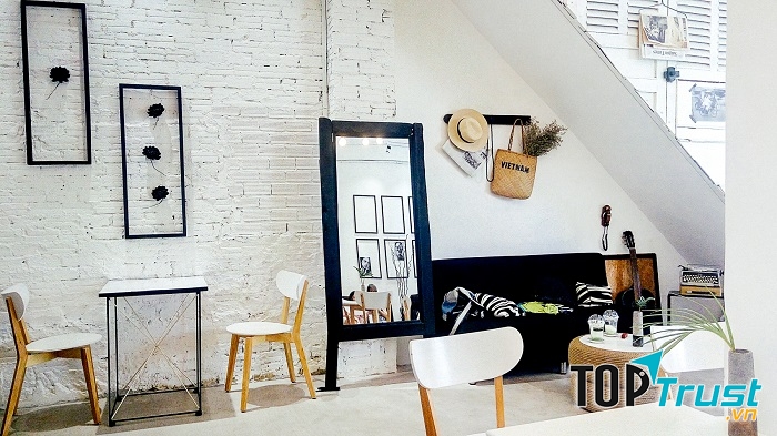 Trắng, đen là 2 tone màu chủ đạo