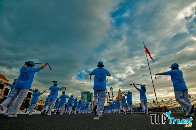Thể dục dưỡng sinh trên biển - Festival biển Nha Trang 2017