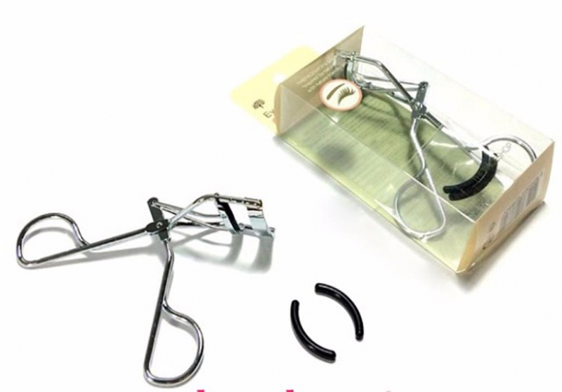 Với thiết kế nhỏ gọn là lợi thế, bộ bấm mi này được nhiều tín đồ làm đẹp sở hữu để có được một bước trang điểm nhanh chóng.  ﻿