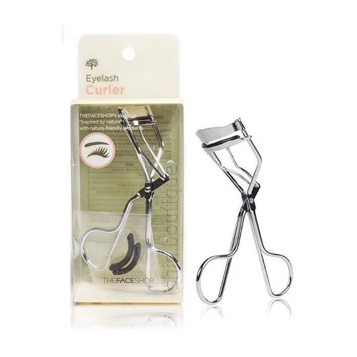 The Face Shop Daily Beauty Tools Eyelash Curler giúp tạo dáng cho độ cong mi hoàn hảo nhất, không làm hư tổn mi và cực kì dễ sử dụng ngay cả khi bạn chỉ vừa mới bắt đầu học trang điểm