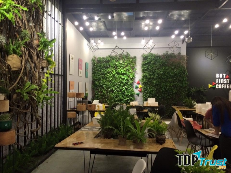 Không gian chủ đạo là màu xanh từ những chậu cây cảnh nhỏ xinh