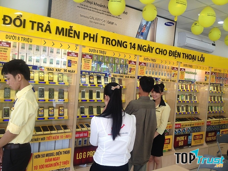Bên trong cửa hàng cửa Thế giới di động.