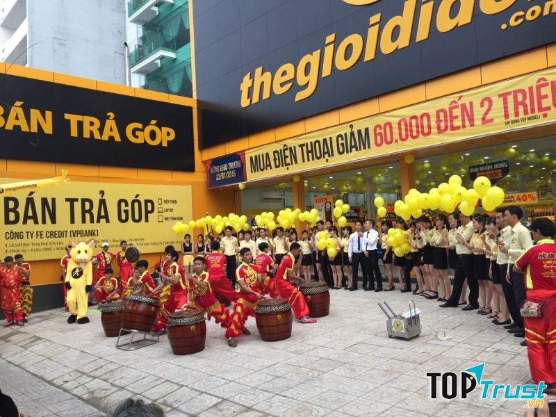 Hệ thống siêu thị Thế Giới Di Động là nhà bán lẻ điện thoại, tablet, laptop và các phụ kiện có quy mô lớn nhất hiện nay với hơn 400 cửa hàng phủ khắp 64 tỉnh thành của Việt Nam.