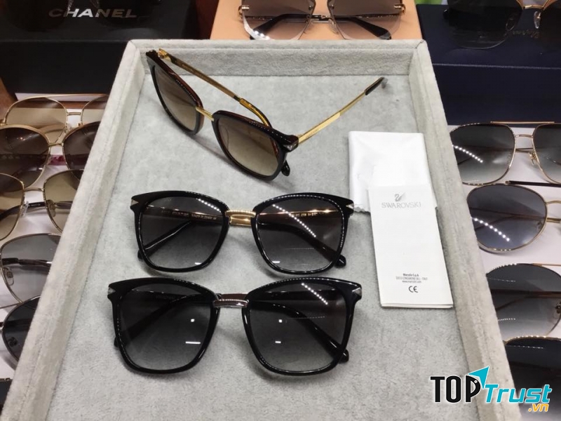 Đội ngũ nhân viên sẵn sàng tư vấn nhiệt tình về các kiểu kính thuốc và kính mắt thời trang.