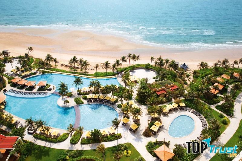 Không gian hồ bơi tại The Grand Hồ Tràm Strip