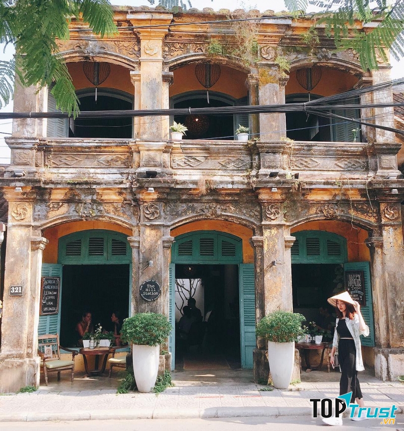 The Hill Station Hội An là một ngôi nhà cổ với bức tường bám rêu xanh cổ kính, trầm mặc