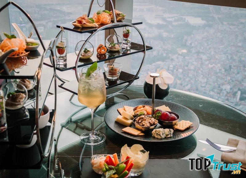 Một set trà chiều ở The Hive Lounge