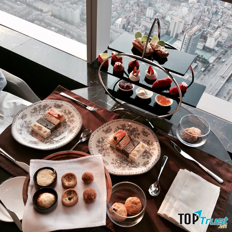 Còn gì tuyệt vời hơn khi vừa thưởng trà vừa ngắm cảnh Hà Nội phải không nào?