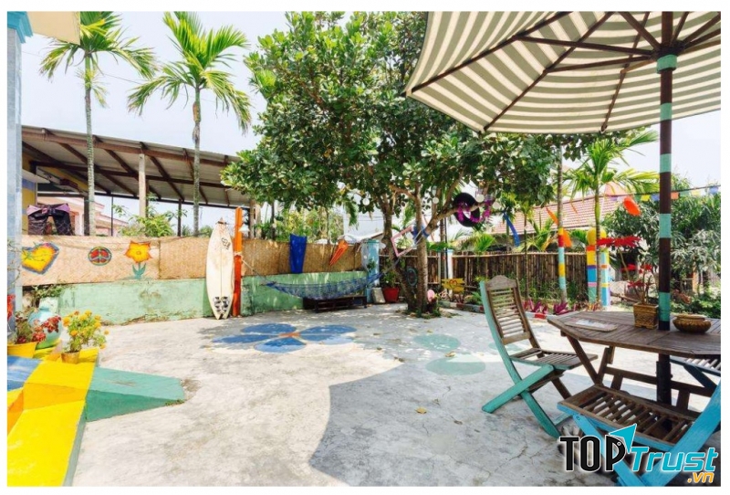 Khoảng sân rộng của The Hoi An Hippie House