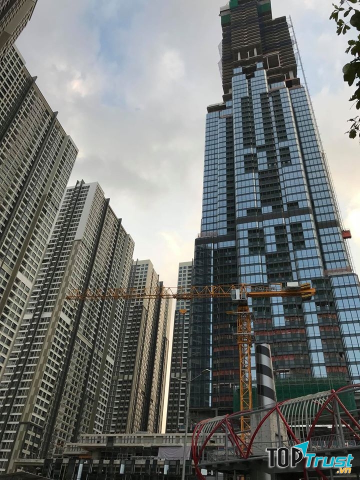 Dưới chân tòa nhà Landmark 81