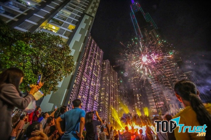 Người dân háo hức xem bắn pháo hoa tại tòa tháp Landmark 81 - Thành phố Hồ Chí Minh, tòa tháp cao thứ 8 trên thế giới