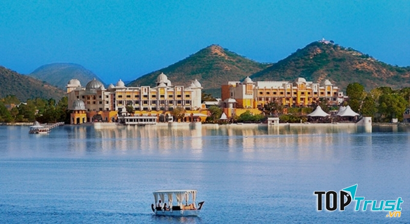 Khách sạn The Leela Palace Udaipur khi nhìn từ xa