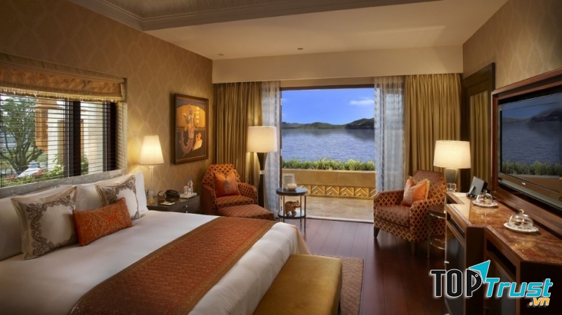 Một căn phòng ngủ sang trọng của The Leela Palace Udaipur