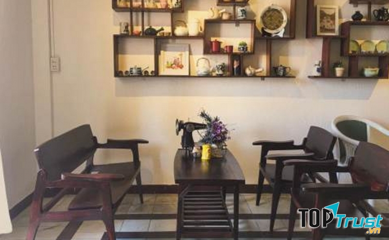 Một bàn cafe tại The Letter