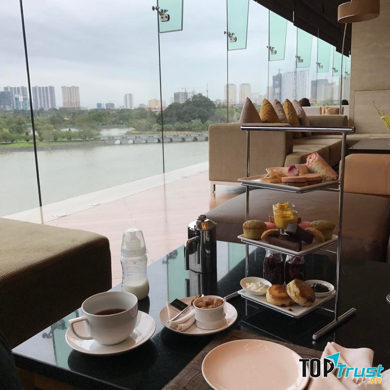 Không gian bốn bế là kính cùng view nhìn ra mặt hồ thoáng đãng