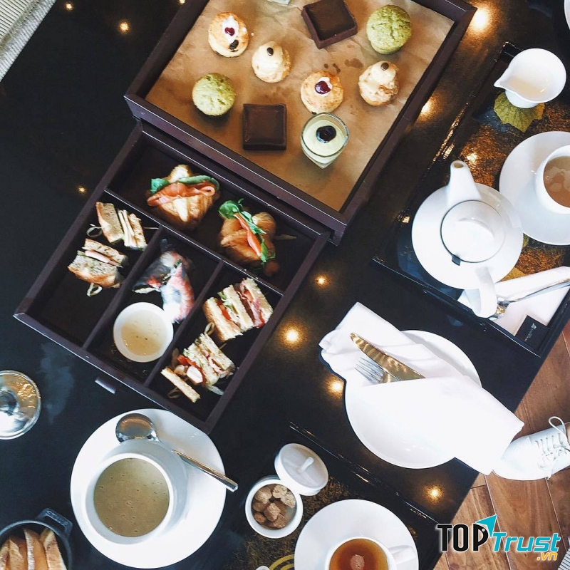 Một set trà chiều ở Marriott