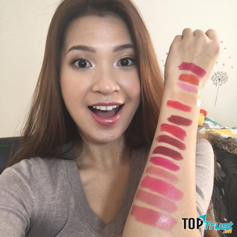 Diệu Linh trong một clip swatch son trên kênh The Make.A.Holics ( nguồn internet)