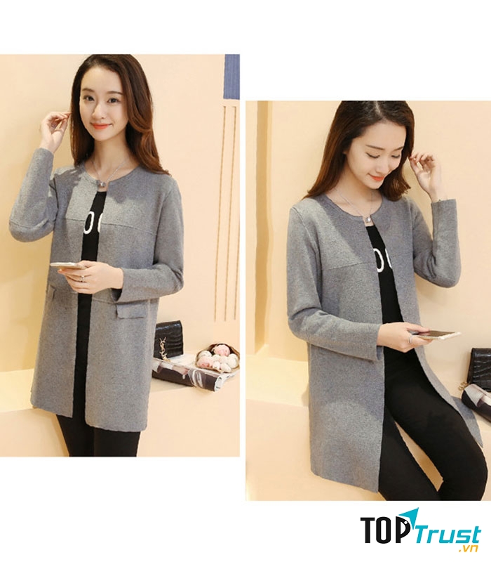 Shop phân thành từng khu riêng, quần áo được treo trên móc rất ngay ngắn