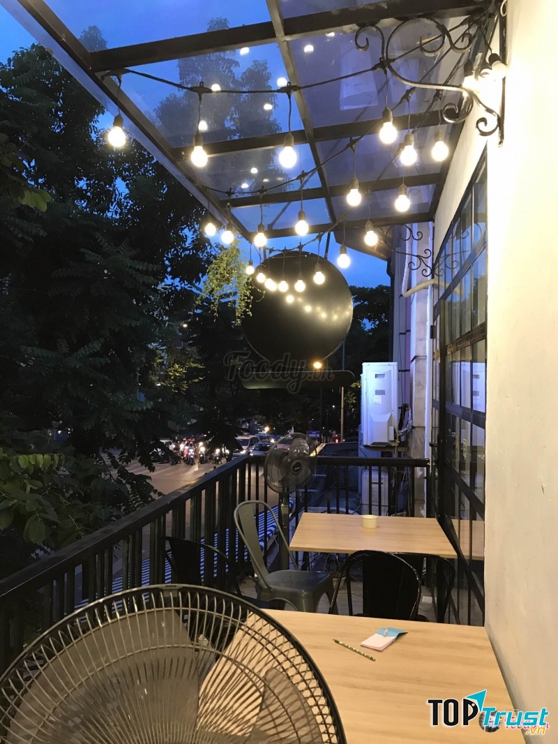 Quán được trang trí bằng những chiếc bóng đèn lung linh treo dọc theo lối cầu thang đi lên tầng và điểm nhấn của quán là bức tường trắng toát với dòng chữ The Nest to tỏa sáng cả một vùng. 