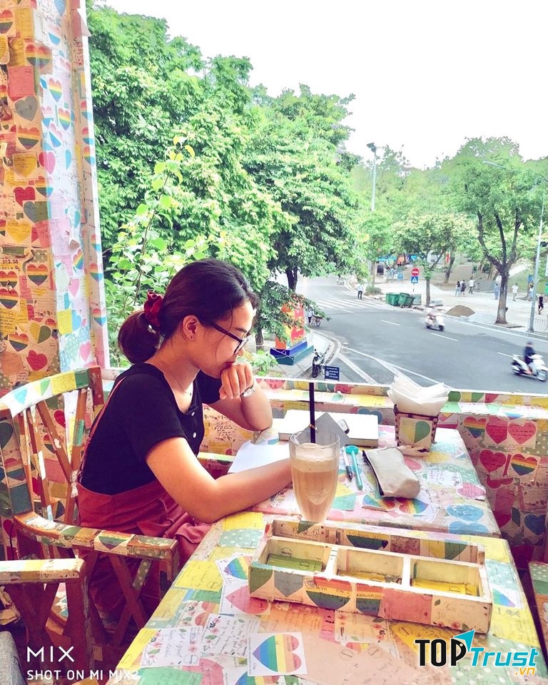 The Note Coffee là cả một không gian toàn giấy note rực một khoảng tuờng của quán