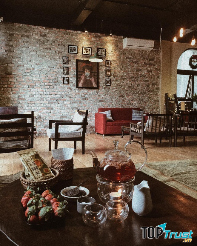 Với những món đồ trang trí nhỏ, những chậu cây, bộ bàn ghế theo nhiều phong cách, giá sách to,...