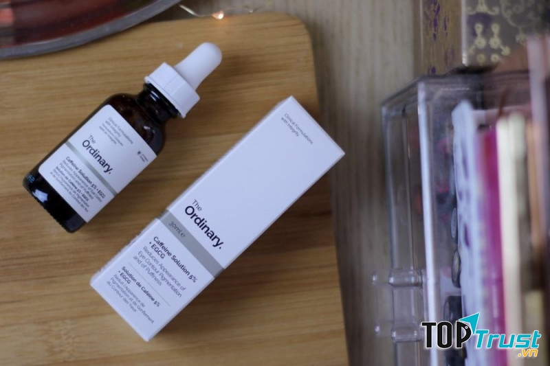 The Ordinary Caffeine Solution 5% + EGCG là một dòng serum được đặc chế dành cho vùng mắt được yêu thích bởi chị em phụ nữ, đặc biệt là những cô có quầng thâm, nếp nhăn ở mắt. Đây là một dòng sản phẩn rất xứng đáng để trải nghiệm và đồng hành lâu dài.