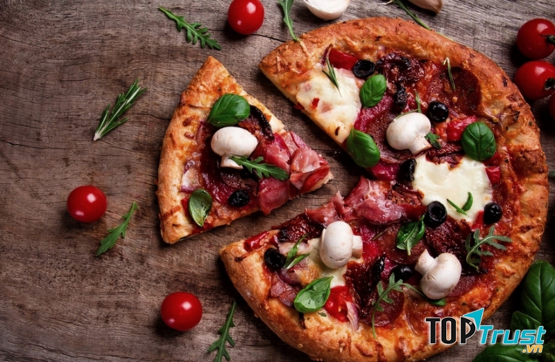 Bánh được làm rất tỉ mỉ, đế mỏng, giòn rụm, rất thơm ngon và nóng hổi