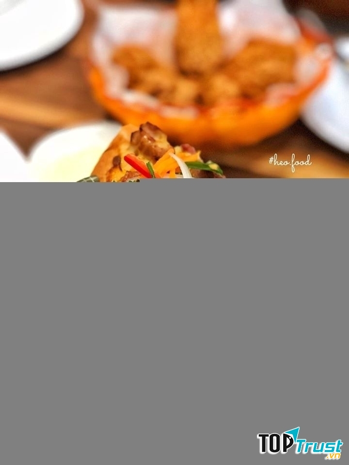 Nhân bánh có nhiều sự lựa chọn cho khách hàng, có thể là: thịt bò, thập cẩm hay xúc xích