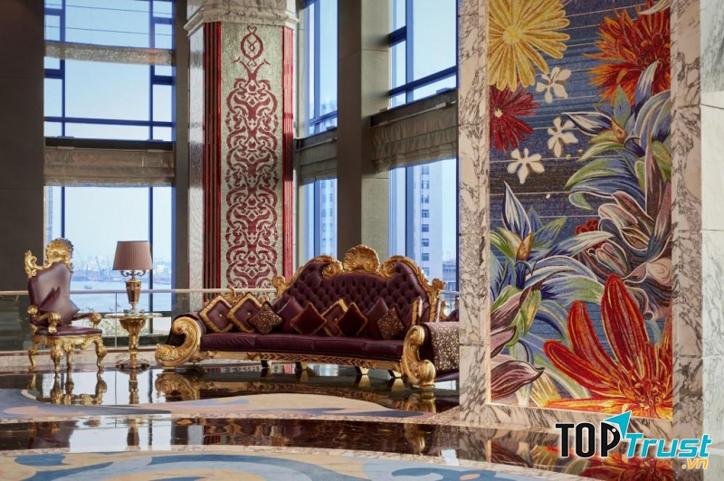 Sảnh khách sạn The Reverie Saigon với phong cách hoàng gia