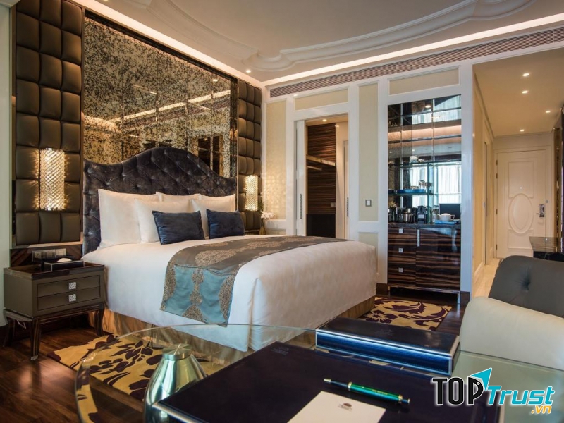 Phòng tại khách sạn The Reverie Saigon