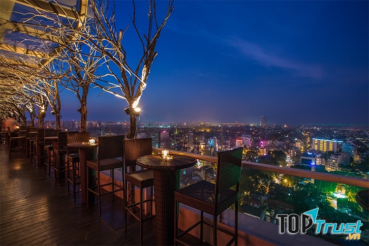 The Rooftop Bar Hanoi mang vẻ đẹp tuyệt mỹ nhờ những đường nét sang trọng và tinh tế