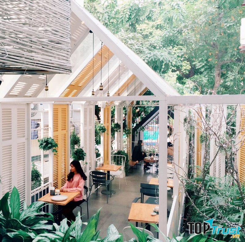 Không gian vô cùng thoáng mát và thiên nhiên của Rustics Coffee.