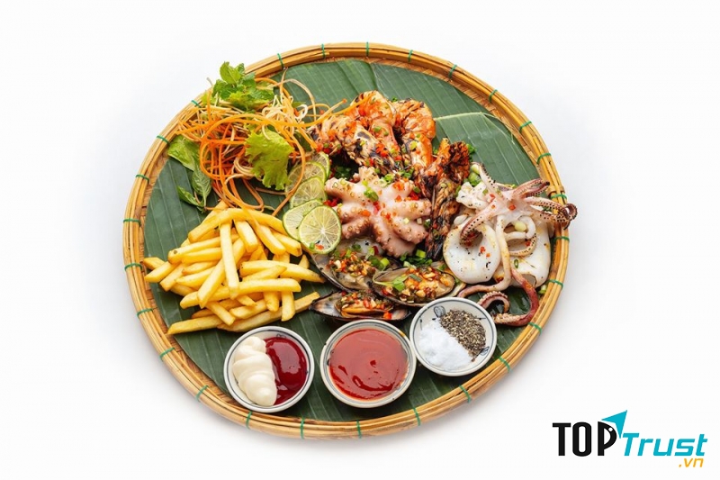 Các món ăn được nêm nếm và chế biến bởi đầu bếp chuyên nghiệp, tạo nên những mon ăn vừa đảm bảo hương vị, vừa đẹp mắt