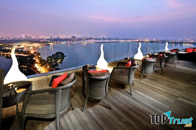 The Summit Lounge còn là một trong những quán cafe sân thượng đẹp và đẳng cấp bậc nhất tại Hà Nội