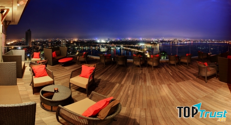 Không chỉ có khung cảnh đẹp, mà cách bày trí của The Summit Lounge - Pan Pacific Hotel Hanoi cũng rất đẹp và sang trọng